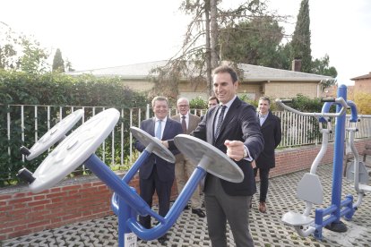 El consejero de la Presidencia, Luis Miguel González Gago, visita el nuevo parque para la realización de actividad física al aire libre realizado en Medina del Campo