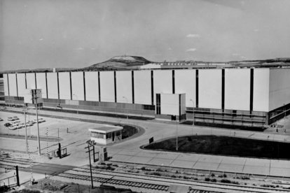 Fachada de la factoría de Montaje 2, en Fasa Renault, en los 70