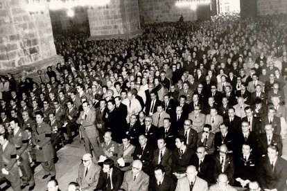 Asistentes al funeral por la muerte de Francisco Franco celebrado en la Catedral de Valladolid
