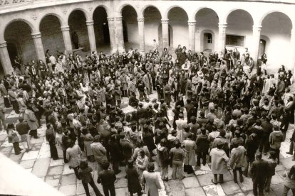 Concentración de estudiantes de Medicina en el patio del Palacio de Santa Cruz, en ese convulso 1975.