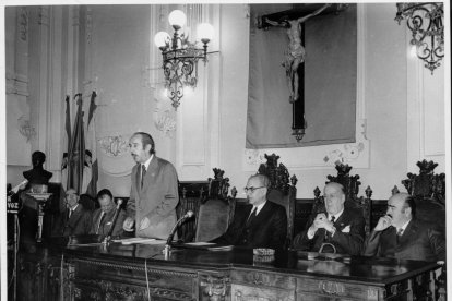 El alcalde se dirige a los presentes en el homenaje a exconcejales y exalcaldes. En la imagen, el regidor Julio Hernández.