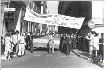 Manifestación por el asesinato de un guardia civil y un miembro de la policía armada , tras la misa en San Benito, el 8 de octubre de 1975.