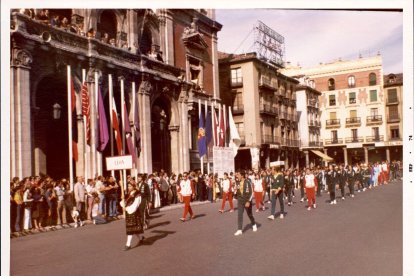 Delegación de León durante el desfile a su paso ante el Ayuntamiento en 1974. 