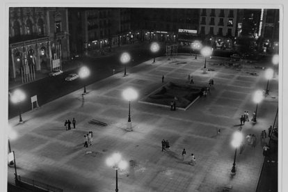 La isla central de la plaza Mayor de Valladolid iluminada por la noche.