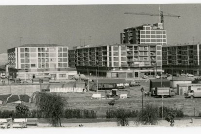Vista panorámica del barrio de las Delicias en 1975. En primer término, caseta y vehículos de feriantes. A la izquierda, viviendas del grupo Jesús Aramburu. 
