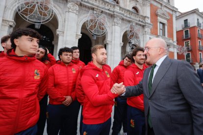 El alcalde saludando a los jugadores de la selección española de rugby.