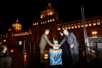 Jesús Julio Carnero, Jaime Alfonsín, y  el general Amador Enseñat y Berea, inauguran la nueva iluminación de la Academia de Caballería.
