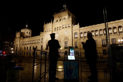 Jesús Julio Carnero, Jaime Alfonsín, y  el general Amador Enseñat y Berea, inauguran la nueva iluminación de la Academia de Caballería.