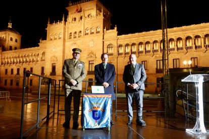 Jesús Julio Carnero, Jaime Alfonsín, y  el general Amador Enseñat y Berea, inauguran la nueva iluminación de la Academia de Caballería.
