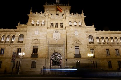 Iluminación ornamental exterior de la Academia de Caballería.