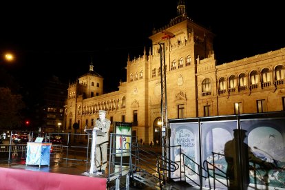 Iluminación ornamental exterior de la Academia de Caballería.