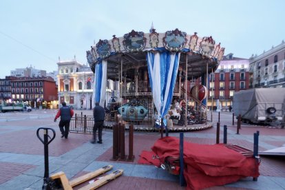 Decoración  de las luces de Navidad en la calle Santiago y en la plaza Mayor de Valladolid.