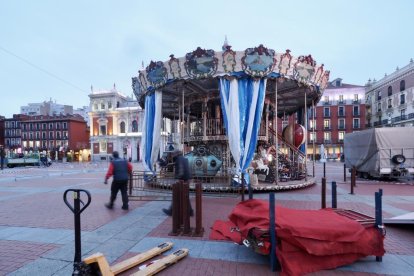 Decoración  de las luces de Navidad en la calle Santiago y en la plaza Mayor de Valladolid.