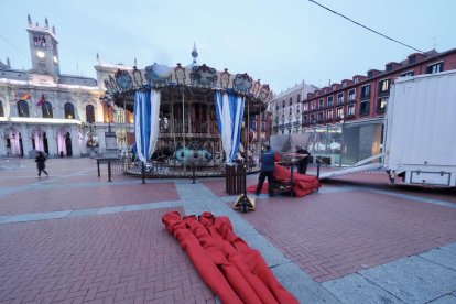 Decoración  de las luces de Navidad en la calle Santiago y en la plaza Mayor de Valladolid.