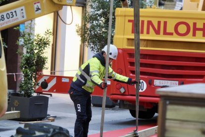 Montaje del  tío vivo en la Plaza Mayor de Valladolid