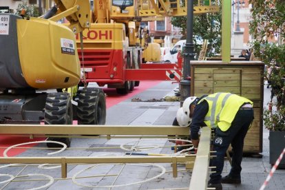 Decoración  de las luces de Navidad en la calle Santiago y en la plaza Mayor de Valladolid.
