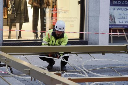 Decoración  de las luces de Navidad en la calle Santiago y en la plaza Mayor de Valladolid.