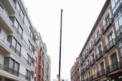 Decoración  de las luces de Navidad en la calle Santiago y en la plaza Mayor de Valladolid.