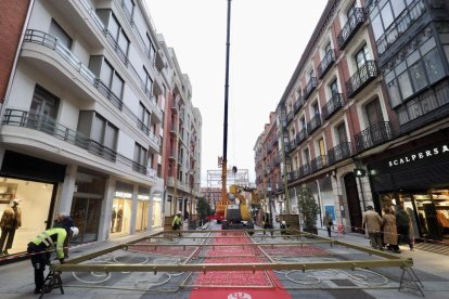 Decoración  de las luces de Navidad en la calle Santiago y en la plaza Mayor de Valladolid.