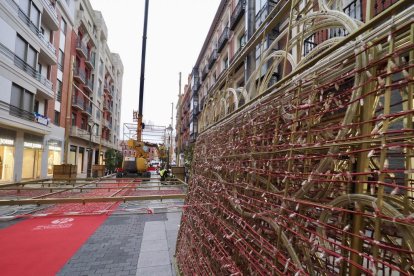 Decoración  de las luces de Navidad en la calle Santiago y en la plaza Mayor de Valladolid.