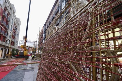 Decoración  de las luces de Navidad en la calle Santiago y en la plaza Mayor de Valladolid.