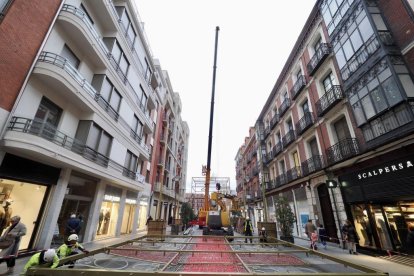 Decoración  de las luces de Navidad en la calle Santiago y en la plaza Mayor de Valladolid.