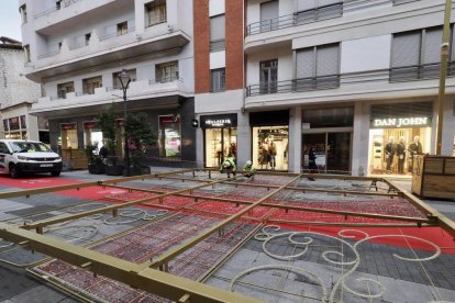 Decoración  de las luces de Navidad en la calle Santiago y en la plaza Mayor de Valladolid.
