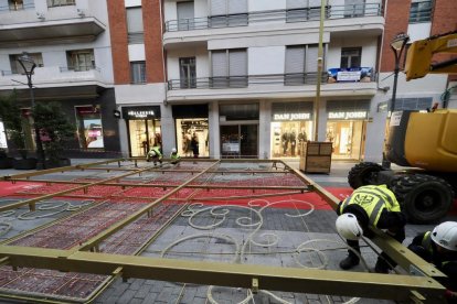 Decoración  de las luces de Navidad en la calle Santiago y en la plaza Mayor de Valladolid.