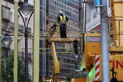 Decoración  de las luces de Navidad en la calle Santiago y en la plaza Mayor de Valladolid.