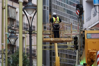 Decoración  de las luces de Navidad en la calle Santiago y en la plaza Mayor de Valladolid.