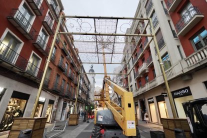 Decoración  de las luces de Navidad en la calle Santiago y en la plaza Mayor de Valladolid.