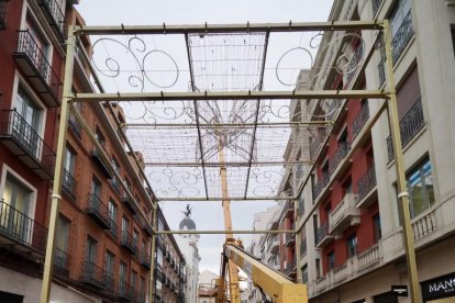 Decoración  de las luces de Navidad en la calle Santiago y en la plaza Mayor de Valladolid.