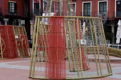 Decoración  de las luces de Navidad en la calle Santiago y en la plaza Mayor de Valladolid.