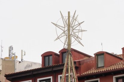 Decoración  de las luces de Navidad en la calle Santiago y en la plaza Mayor de Valladolid.