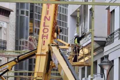 Decoración  de las luces de Navidad en la calle Santiago y en la plaza Mayor de Valladolid.