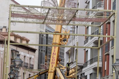 Decoración  de las luces de Navidad en la calle Santiago y en la plaza Mayor de Valladolid.
