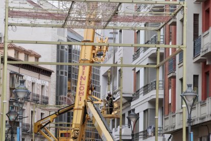 Decoración  de las luces de Navidad en la calle Santiago y en la plaza Mayor de Valladolid.