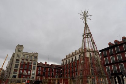 Decoración  de las luces de Navidad en la calle Santiago y en la plaza Mayor de Valladolid.
