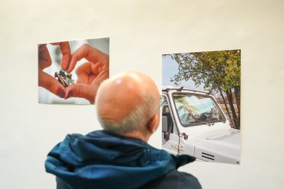 Un hombre contempla dos obras del proyecto 'Fuera de campo'