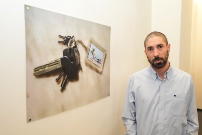 Jonás Fadrique junto a una de sus obras.