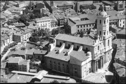 Vista aérea de la Catedral y la calle Arribas en 1960