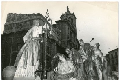 Procesión General del Viernes Santo de 1970 a su paso por la Seo.