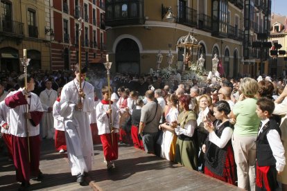 Procesión en honor a la Virgen de San Lorenzo en el cruce de la calle Arribas con la calle Cascajares en 2007