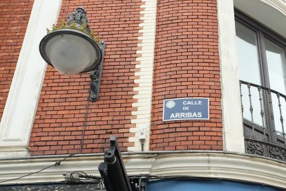 El cartel de la calle Arribas.