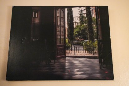 Foto antigua de la entrada del Café El Largo Adiós, en el número 2 de la vía