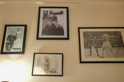 Fotos antiguas ubicadas en el Café El Largo Adiós, en la imagen de arriba se ve a Cuadrado Lomas