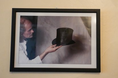 Foto antigua colgada en el Café El Largo Adiós, en la imagen se ve a Licas