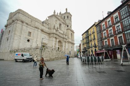 Vista de la Calle Arribas en el cruce con la plaza de Portugalete y la Catedral al fondo