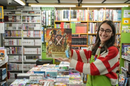 María Colás, trabajadora de Castilla Cómic, con la enciclopedia de Stars Wars.