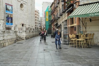 La terraza de Los Ilustres, en Cascajares, asoma junto a La Española...